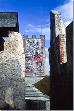obzidje, v ozadju grajski stolp