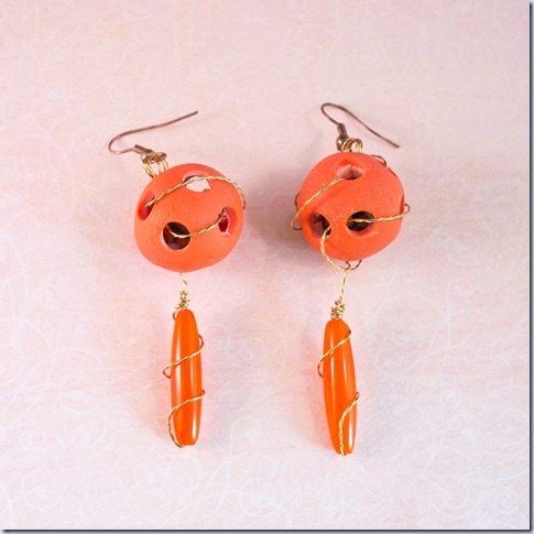 oranžni uhani z luknjami