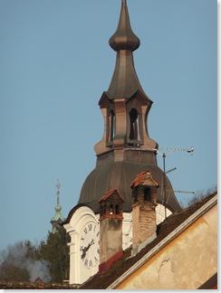 Stara cerkev, zadaj Trojica